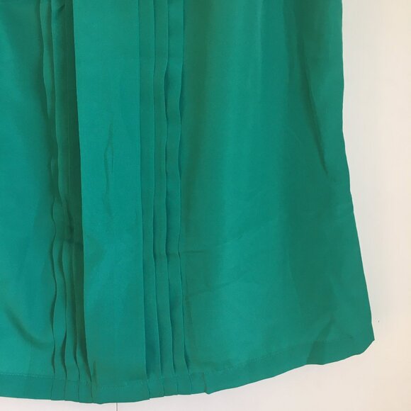 Satiny Kelly Green Box Pleat and Pintuck Tank Top - Picture 4 of 13